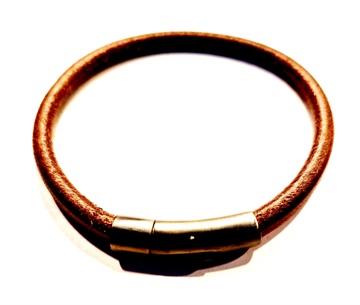 Armbånd - Stilrent og enkelt brunt kalvelæder med sort lås 